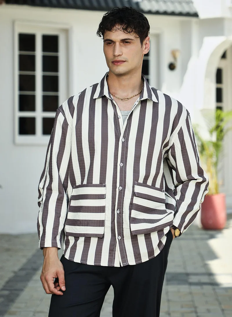 كامبوس سوترا قميص رجالي واسع مخطط باللونين البني والأبيض من كامبس سوترا للاستخدام اليومي