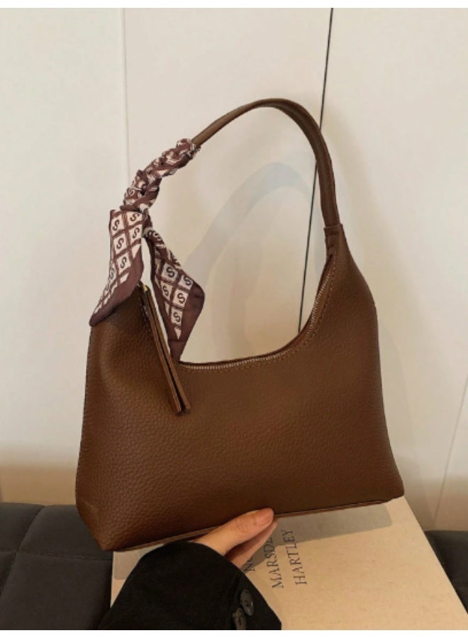 عرب شنطة يد نسائية عصرية وأنيقة، لون بني مع شال ديكوري، تصميم فاخر بمساحة واسعة، مثالية للاستخدام اليومي والخروجات - Image 3