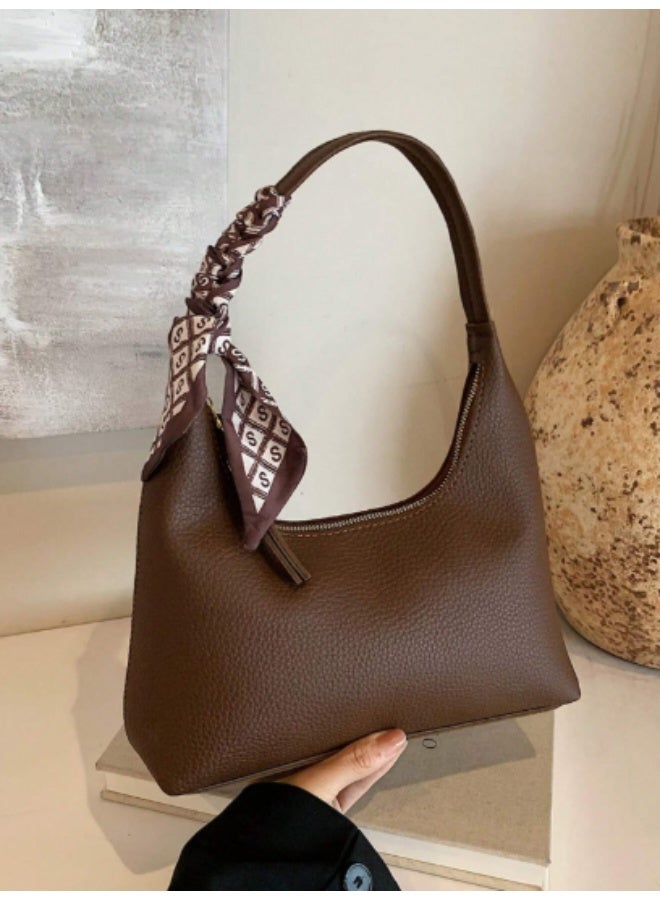 عرب شنطة يد نسائية عصرية وأنيقة، لون بني مع شال ديكوري، تصميم فاخر بمساحة واسعة، مثالية للاستخدام اليومي والخروجات - Image 1