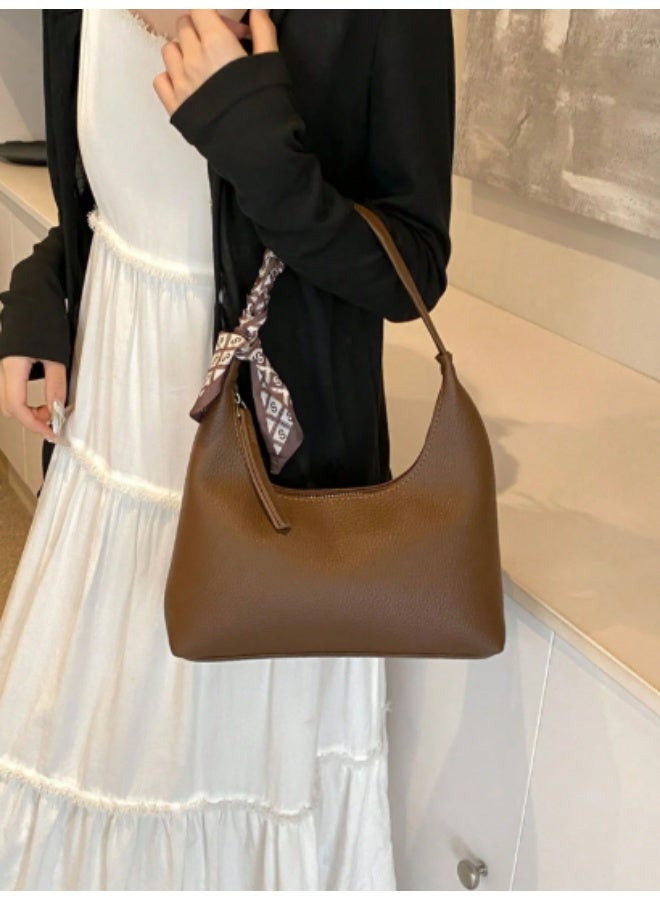 عرب شنطة يد نسائية عصرية وأنيقة، لون بني مع شال ديكوري، تصميم فاخر بمساحة واسعة، مثالية للاستخدام اليومي والخروجات - Image 5