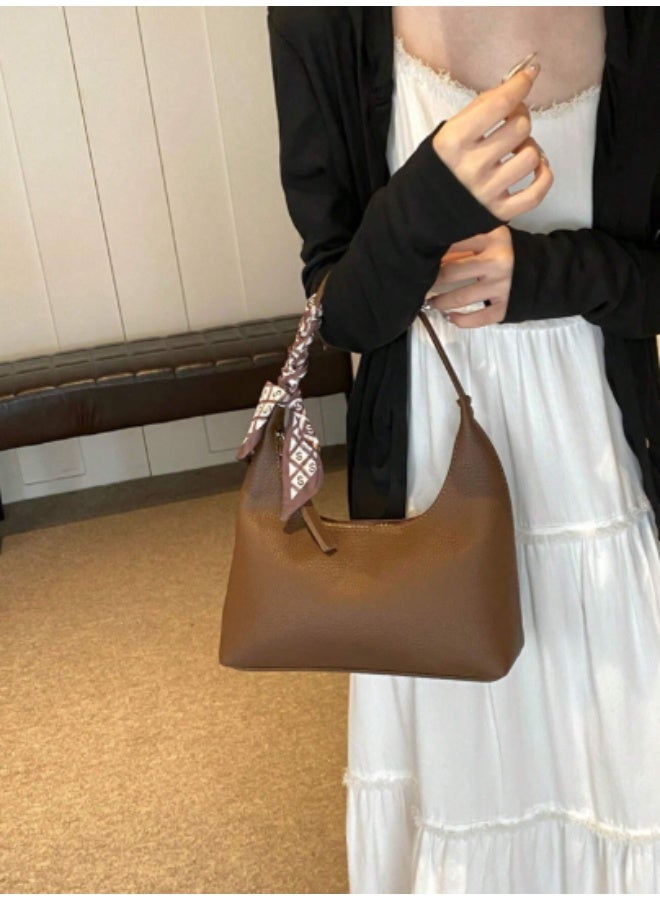 عرب شنطة يد نسائية عصرية وأنيقة، لون بني مع شال ديكوري، تصميم فاخر بمساحة واسعة، مثالية للاستخدام اليومي والخروجات - Image 4
