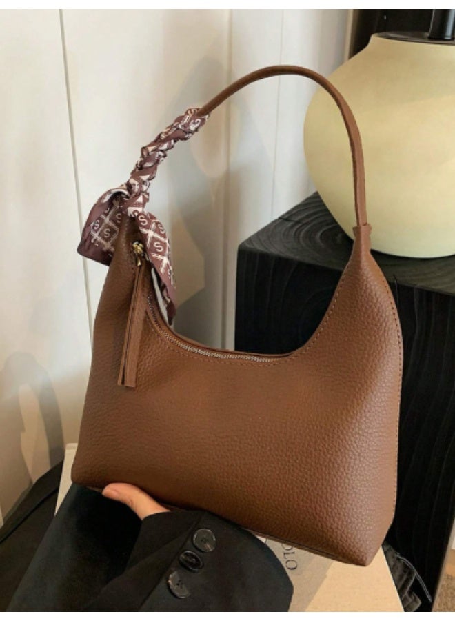 عرب شنطة يد نسائية عصرية وأنيقة، لون بني مع شال ديكوري، تصميم فاخر بمساحة واسعة، مثالية للاستخدام اليومي والخروجات - Image 2