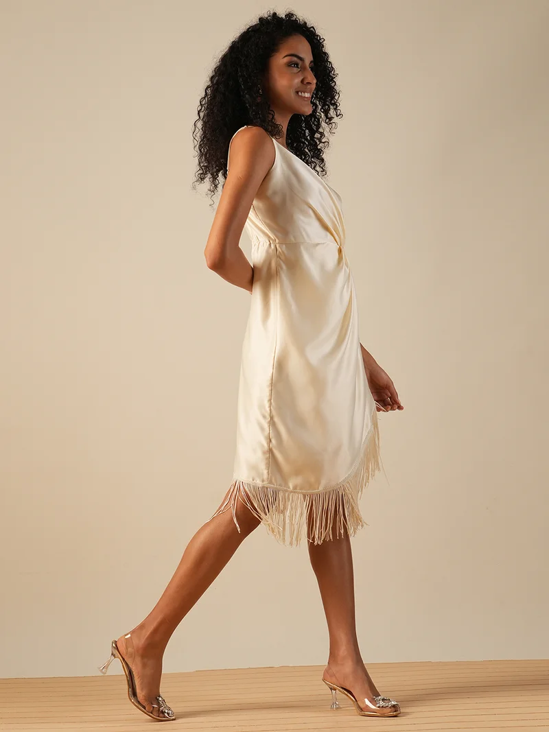 جلو باص فستان سهرة نسائي جلوبس بياقة قلب وحمالات وكسرات وهدب وتنورة توليب ضيق