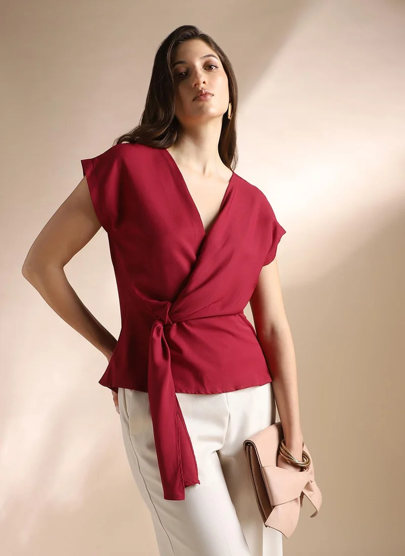 جلو باص بلوزة نسائية مارون بياقة  وأكمام طويلة بتفاصيل ملتفة