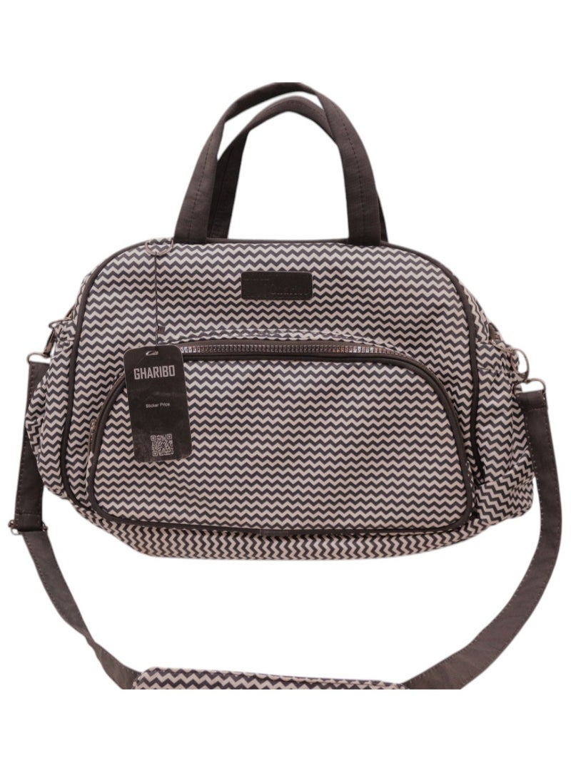 غريبو للحقائب شنطة أمهات متعددة الوظائف فاخرة وأنيقة قابلة للتحويل إلى سرير للأطفال - رسمة زجزاج - Image 2