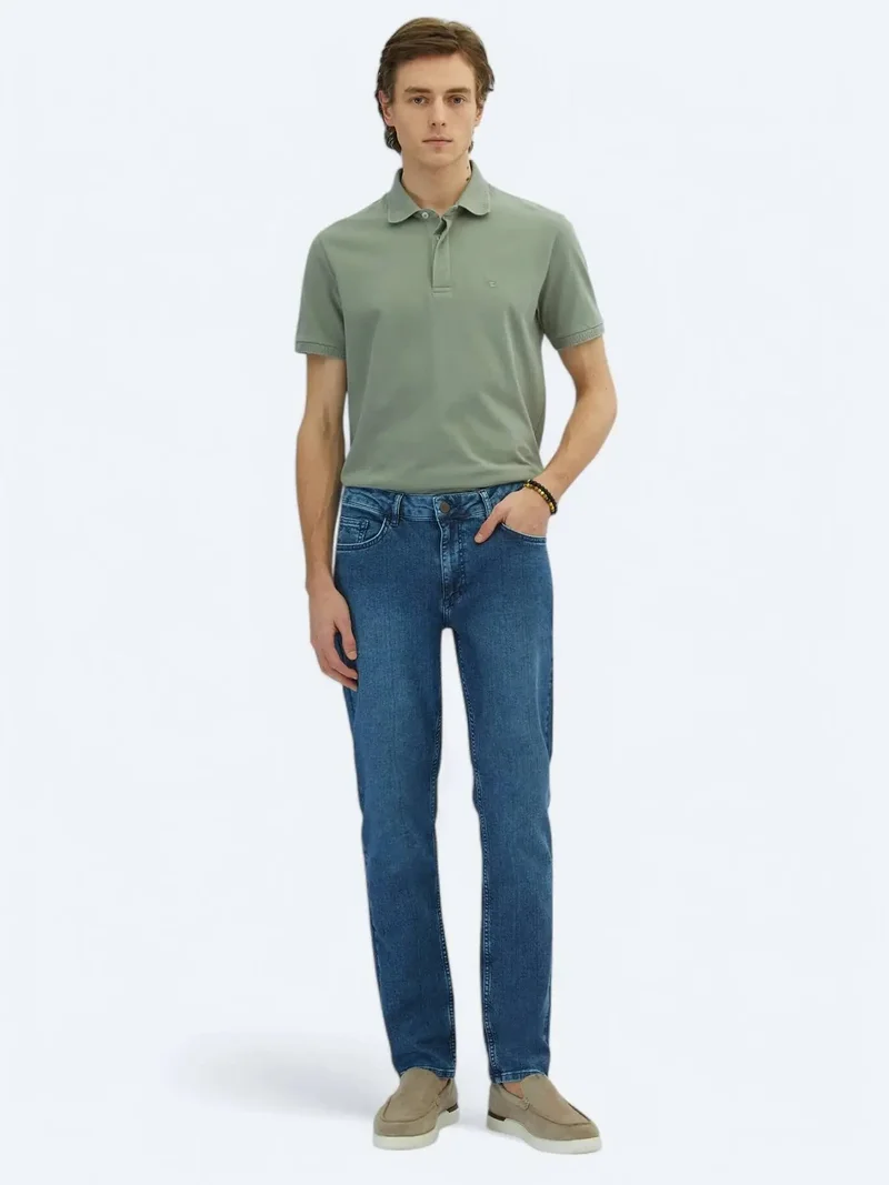 كيب بنطال جينز متوسط ​​اللون، أزرق فاتح، بقصة ضيقة، مصنوع من مزيج من القطن والدنيم المعاد تدويره