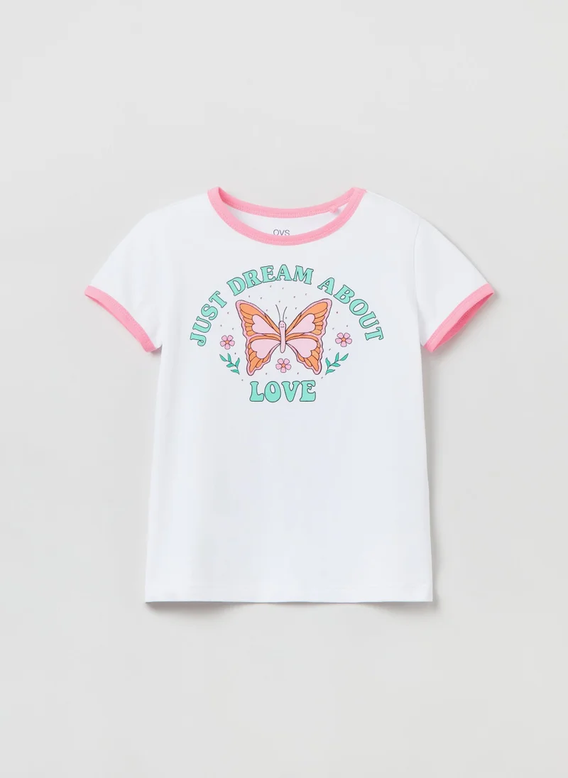 او في اس T-shirt with printed lettering