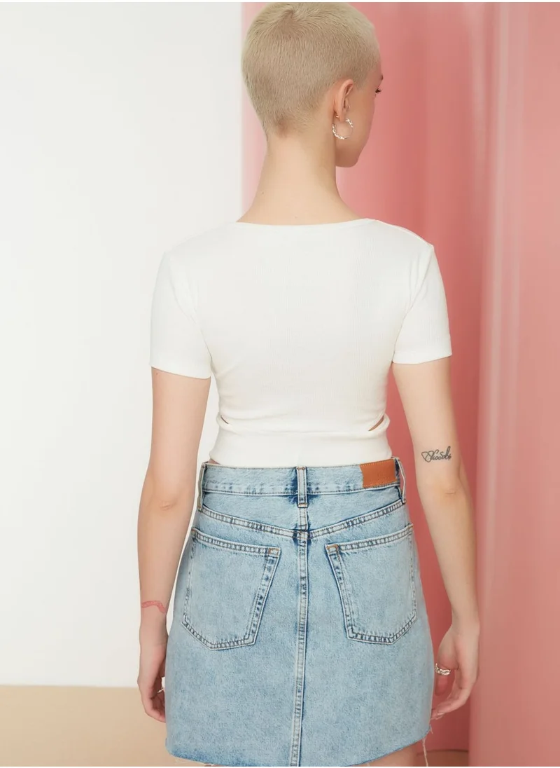 trendyol Round Neck Cut Out Detail Crop Top