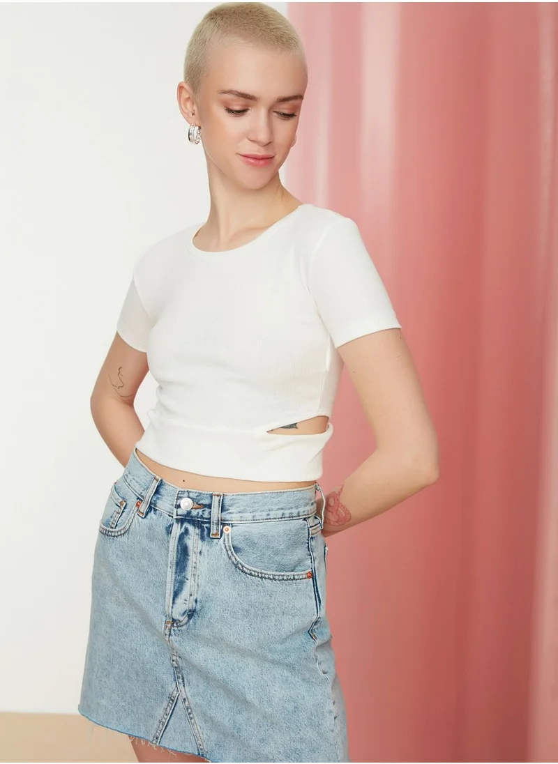 trendyol Round Neck Cut Out Detail Crop Top