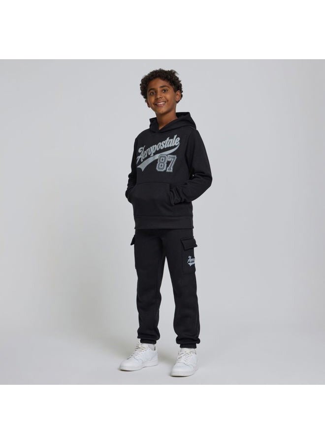 Aeropostale طقم ملابس أولاد أيروبوستال - طقم 3 قطع: سترة بقلنسوة من الفليس، بنطلون رياضي كارغو، قميص تي شيرت، طقم ملابس أولاد نشطة، مقاسات 4-12، أسود، 5-6 - Image 4