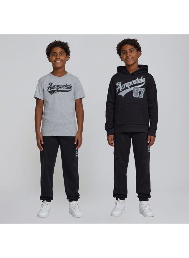 Aeropostale طقم ملابس أولاد أيروبوستال - طقم 3 قطع: سترة بقلنسوة من الفليس، بنطلون رياضي كارغو، قميص تي شيرت، طقم ملابس أولاد نشطة، مقاسات 4-12، أسود، 5-6 - Image 2