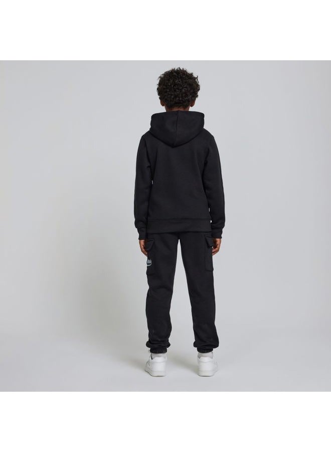 Aeropostale طقم ملابس أولاد أيروبوستال - طقم 3 قطع: سترة بقلنسوة من الفليس، بنطلون رياضي كارغو، قميص تي شيرت، طقم ملابس أولاد نشطة، مقاسات 4-12، أسود، 5-6 - Image 5