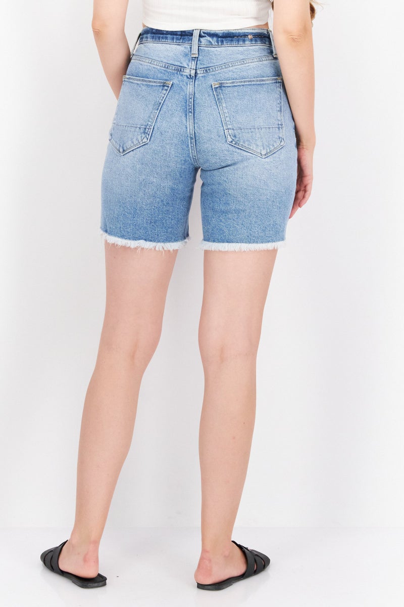 Earnest Sewn شورتات جينز مغسولة للنساء، زرقاء - Image 4