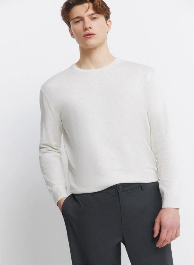 Springfield Trousers in fluid-look and soft-touch fabric, very comfortable. Elasticated waistband at the back, with an internal drawstring for a better fit. Front seam pockets. Front pleats. Relaxed fit.