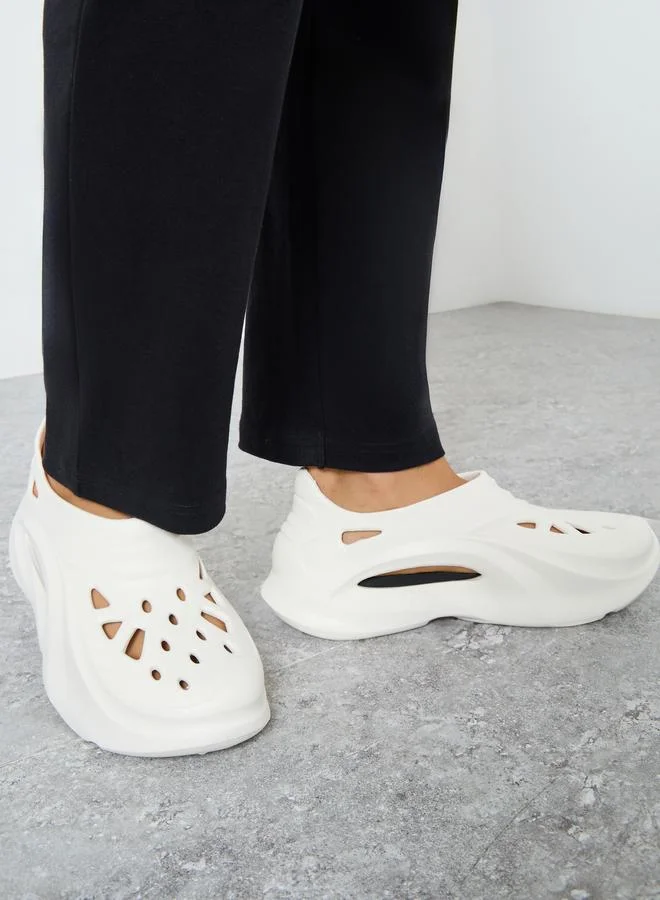 ستايلي شبشب كلوغز سادة سهل الارتداء بتفاصيل مفتوحة