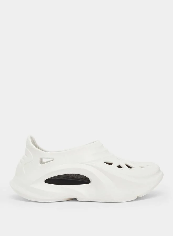 ستايلي شبشب كلوغز سادة سهل الارتداء بتفاصيل مفتوحة