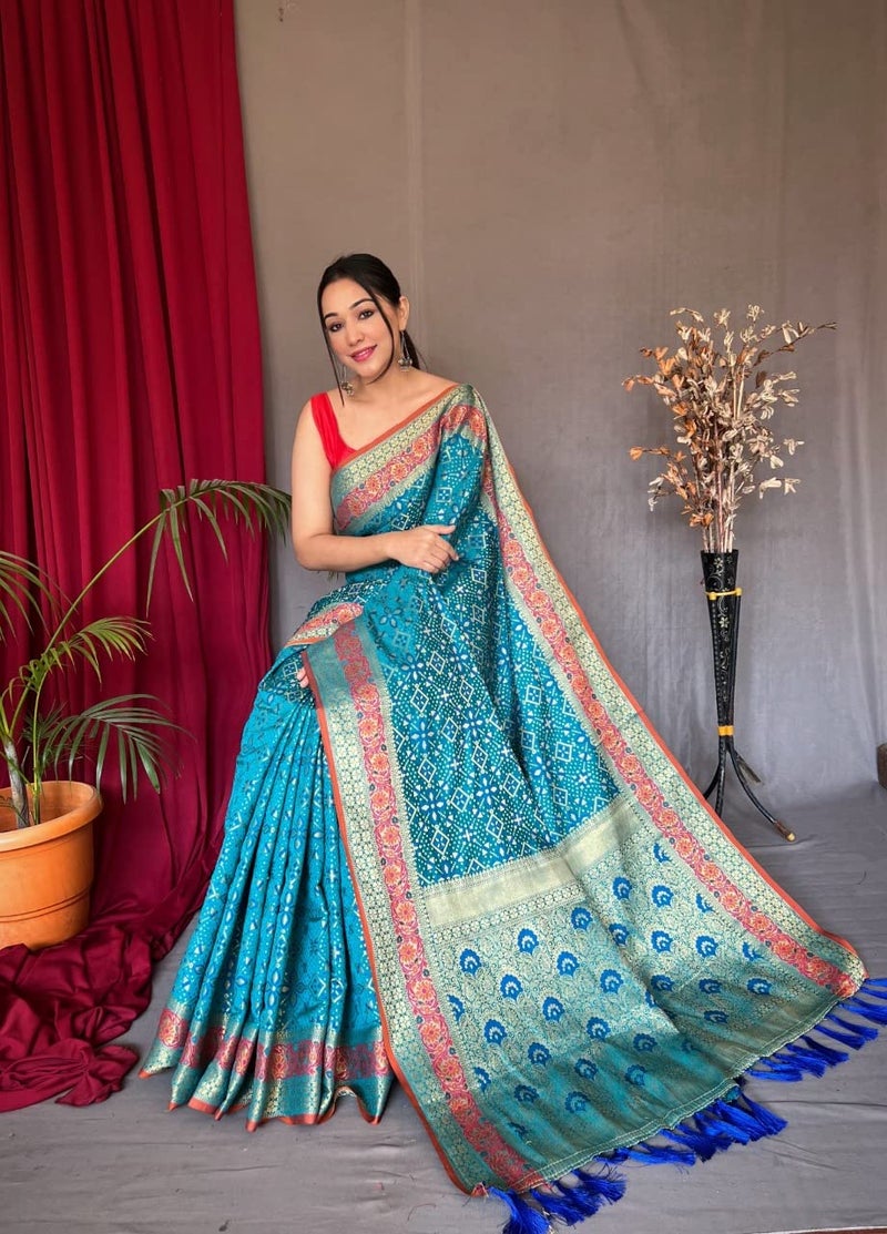 SGF11 Women's Kanjivaram Patola Silk Weaving Handloom Saree Pure Golden Zari With Blouse Piece - Image 4