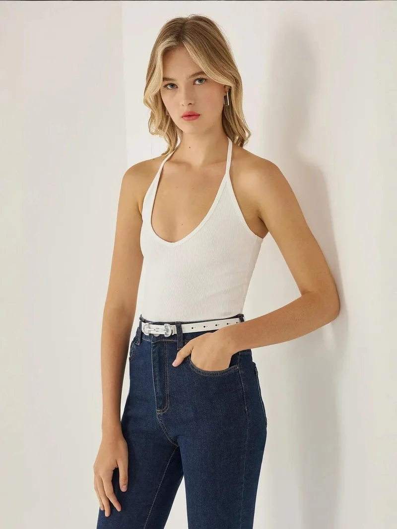 هيكاب بلوزة قصيرة بياقة هالتر من الجيرسيه