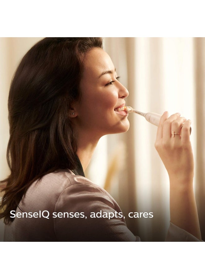 فيليبس سونيكير فرشاة أسنان فيليبس سونيكير الكهربائية Philips Sonicare 9900 Prestige مع تقنية SenseIQ، تتكيف وتعتني بالأسنان، تطبيق سونيكير المدعوم بالذكاء الاصطناعي، حقيبة سفر وقاعدة شحن، لون شامبين ذهبي فاتح، HX9992/11 - Image 3