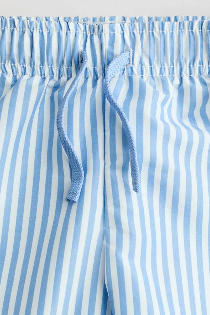 اتش اند ام شورت سباحة مزين بطبعة