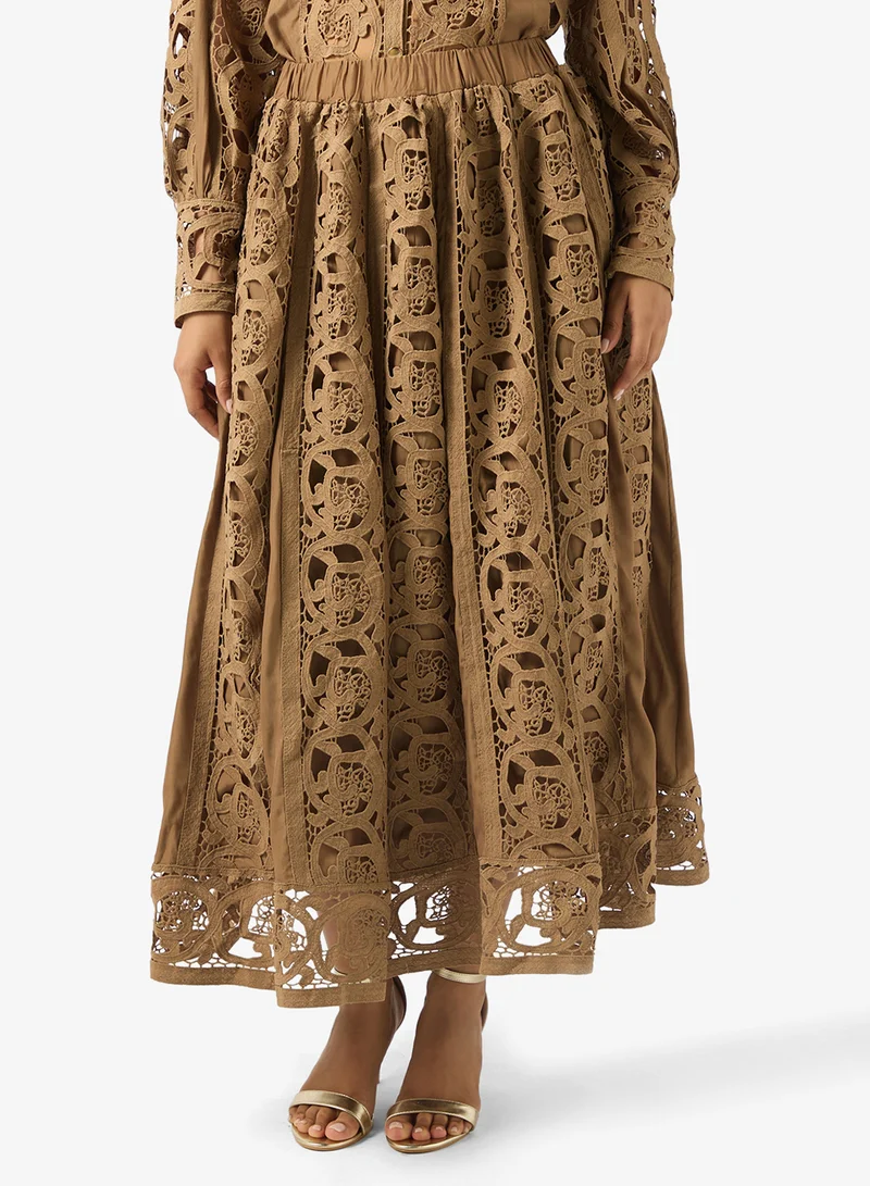 خزانة طقم بلوزة وتنورة دانتيل