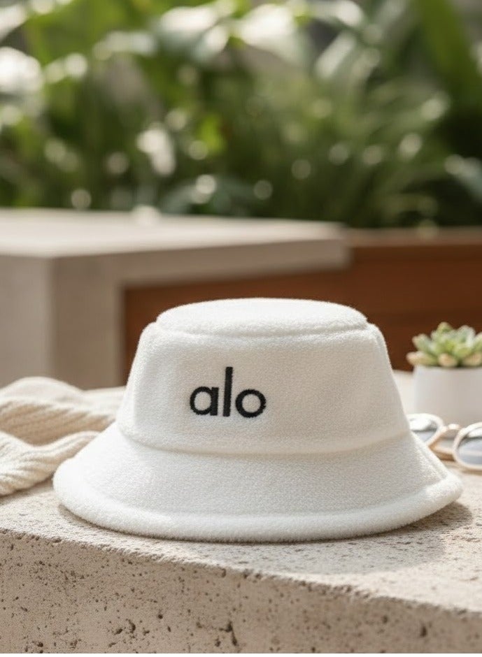 ألو قبعة بوكت شتوية فرو فاخرة بشعار Alo – خامة ناعمة ودافئة، تصميم عصري أنيق للجنسين، مثالية للشتاء والخروجات اليومية مع ستايل كاجوال مميز(ابيض) - Image 1