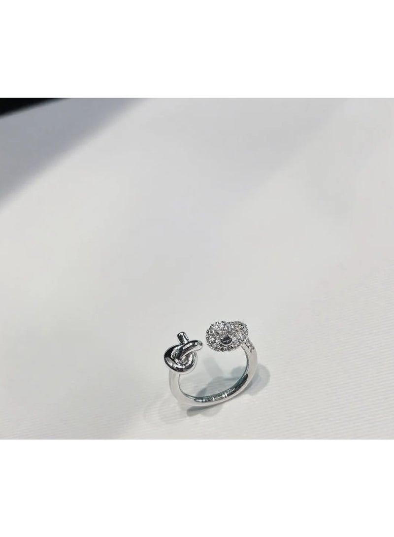 The ring is fashionable with all copper gold-plated craftsmanship, shining and beautiful