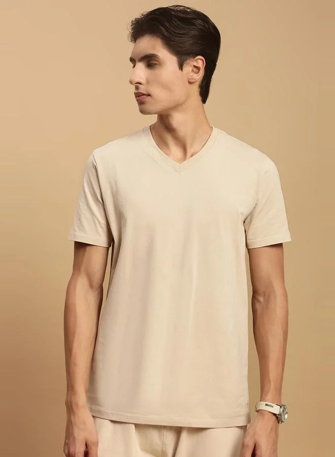 ECOLORE Men Beige V Neck Slim Fit T-Shirt