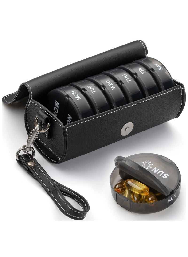 منظم حبوب منع الحمل الأسبوعي مرتين في اليوم، صندوق حبوب دواء دائري محمول للسفر 7 أيام مع مقصورات كبيرة، حقيبة جلدية من البولي يوريثان، حقيبة حبوب سفر محمولة للفيتامينات والأدوية وزيوت السمك (أسود) - Image 1