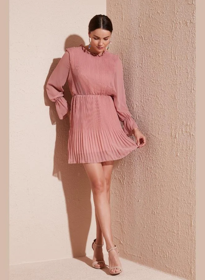 ليلا فستان قصير شيفون مطوي بتفاصيل أكمام ليلا للنساء