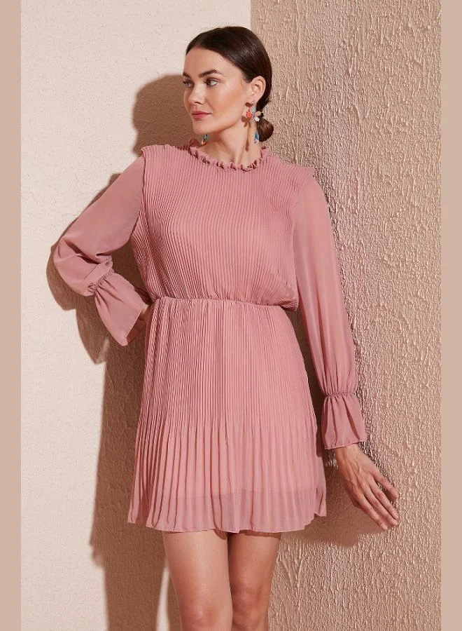 ليلا فستان قصير شيفون مطوي بتفاصيل أكمام ليلا للنساء