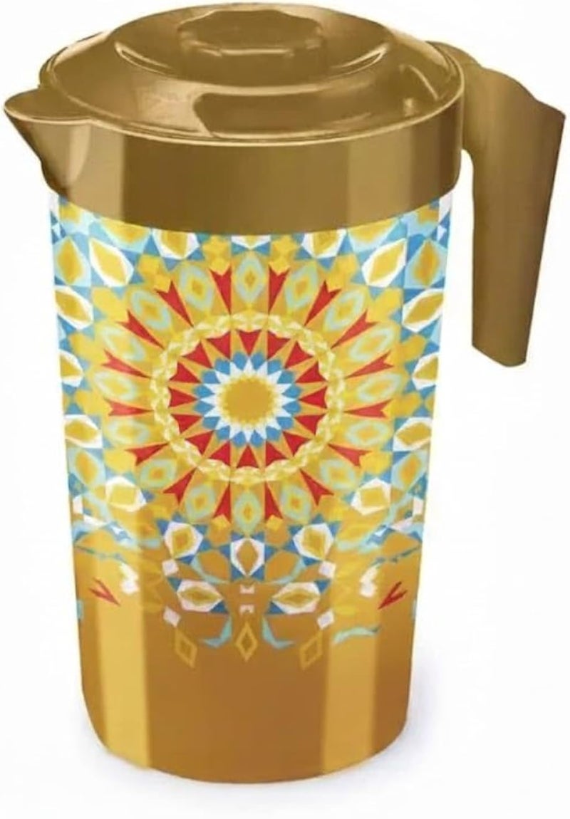 إبريق بلاستيكي مزخرف، ذهبي اللون، سعة 1800 مل، أبعاده 19×13×23 سم، خالٍ من مادة BPA، غطاء محكم الإغلاق، آمن للغسل في غسالة الأطباق