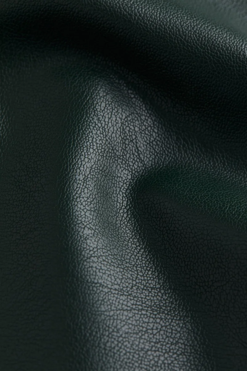 اتش اند ام تنورة قصيرة