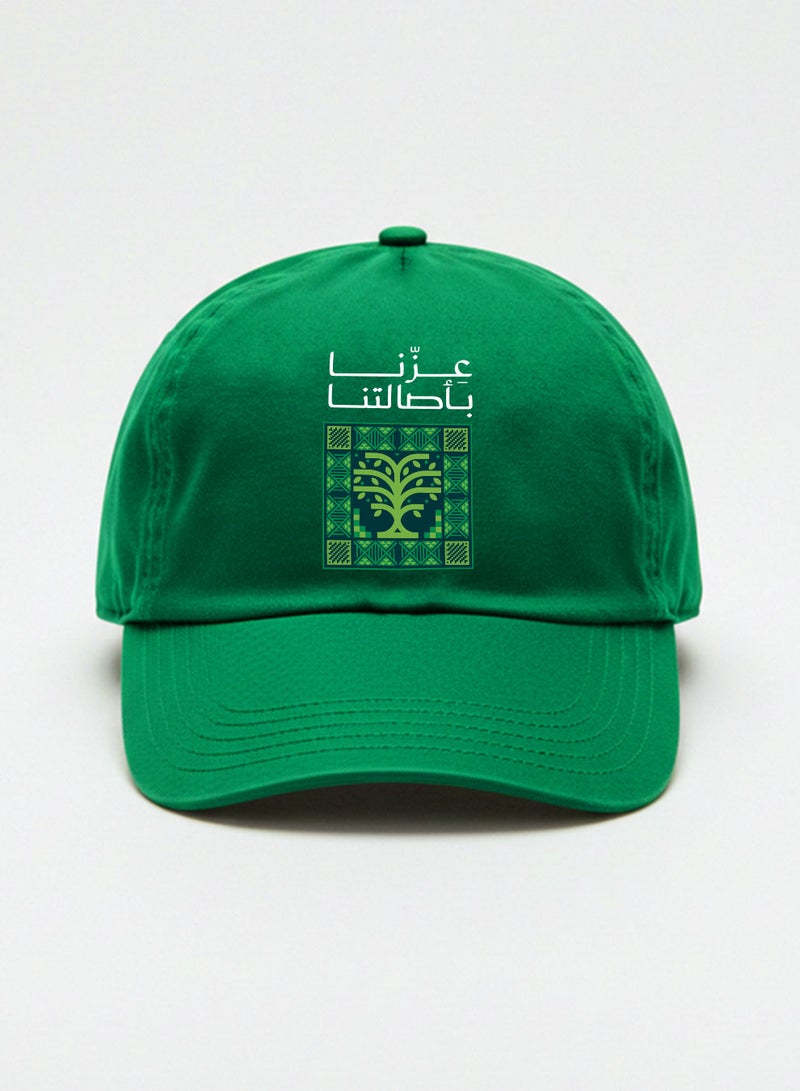 لوحة كاب مصنوع من القطن لمناسبة اليوم الوطني السعودي بتصميم عزنا بأصالتنا - Image 4