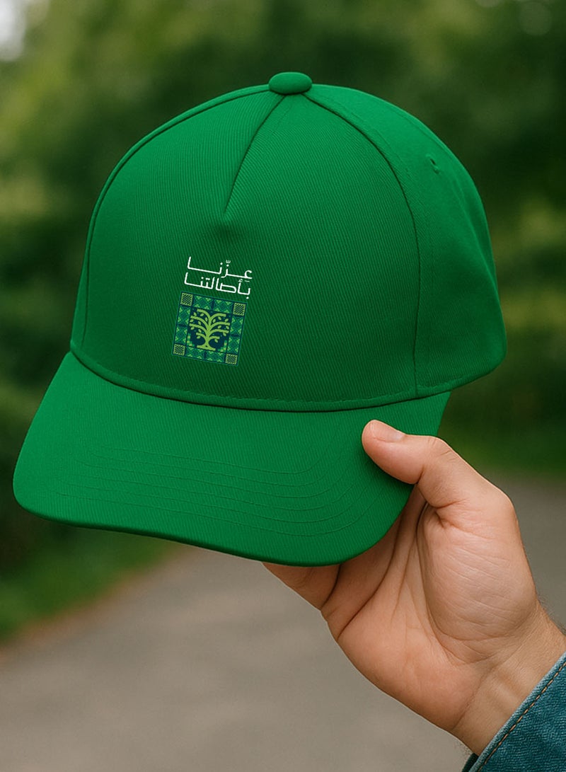 لوحة كاب مصنوع من القطن لمناسبة اليوم الوطني السعودي بتصميم عزنا بأصالتنا - Image 3