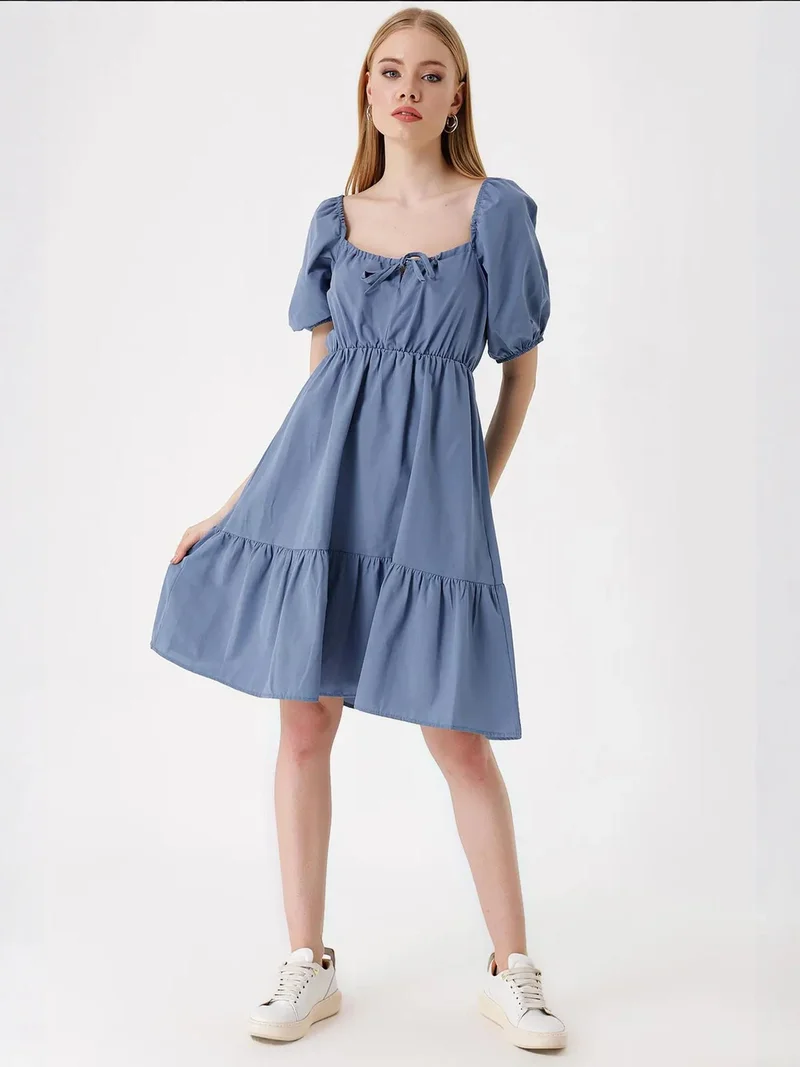 بيغ دارت فستان قصير بياقة مربعة وربطة عنق