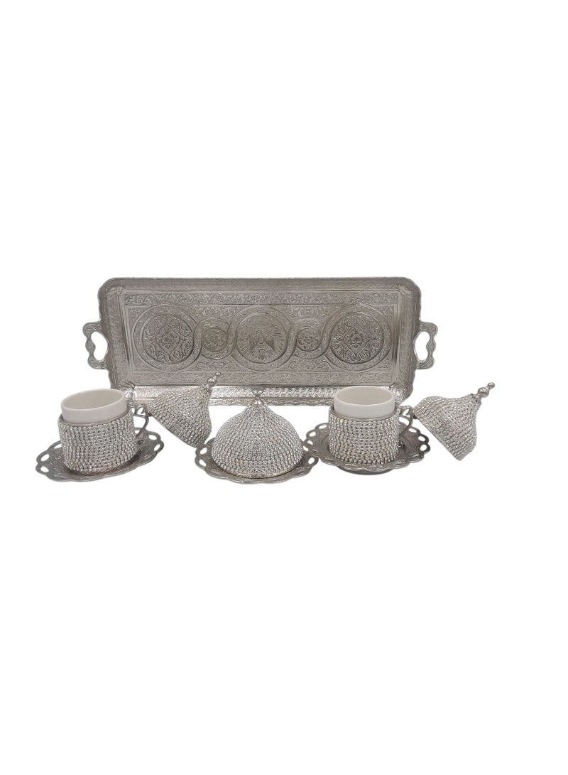 أكار طقم قهوة تركية فاخر على الطراز العثماني لشخصين مع صينية فضية، فناجين بغطاء فضية بتفاصيل متلألئة، وصحن لامع بغطاء للتمور والحلويات – صناعة تركية - Image 3