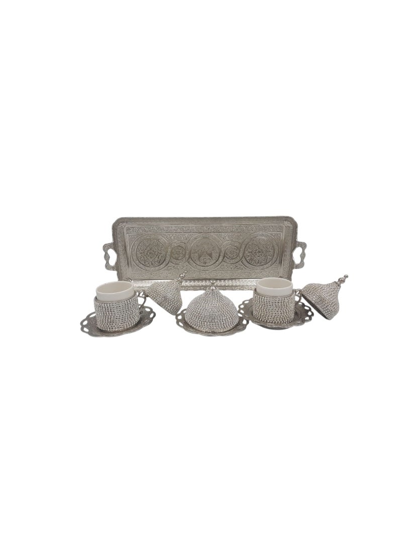 أكار طقم قهوة تركية فاخر على الطراز العثماني لشخصين مع صينية فضية، فناجين بغطاء فضية بتفاصيل متلألئة، وصحن لامع بغطاء للتمور والحلويات – صناعة تركية - Image 4