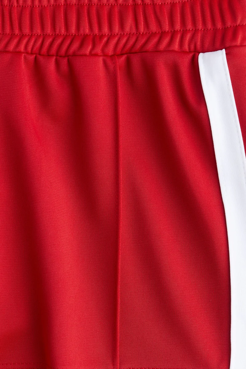 اتش اند ام شورت مخطط على الجوانب