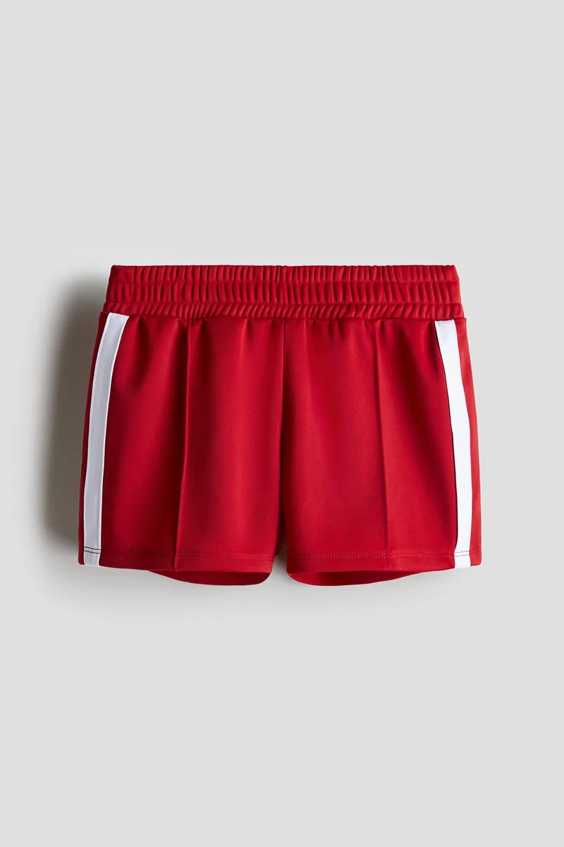 اتش اند ام شورت مخطط على الجوانب