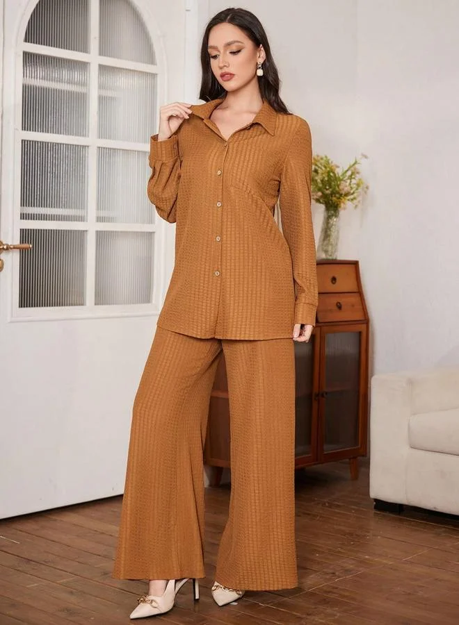 تايك تو طقم قميص بني كوفي بارز الملمس مع بنطال واسع
