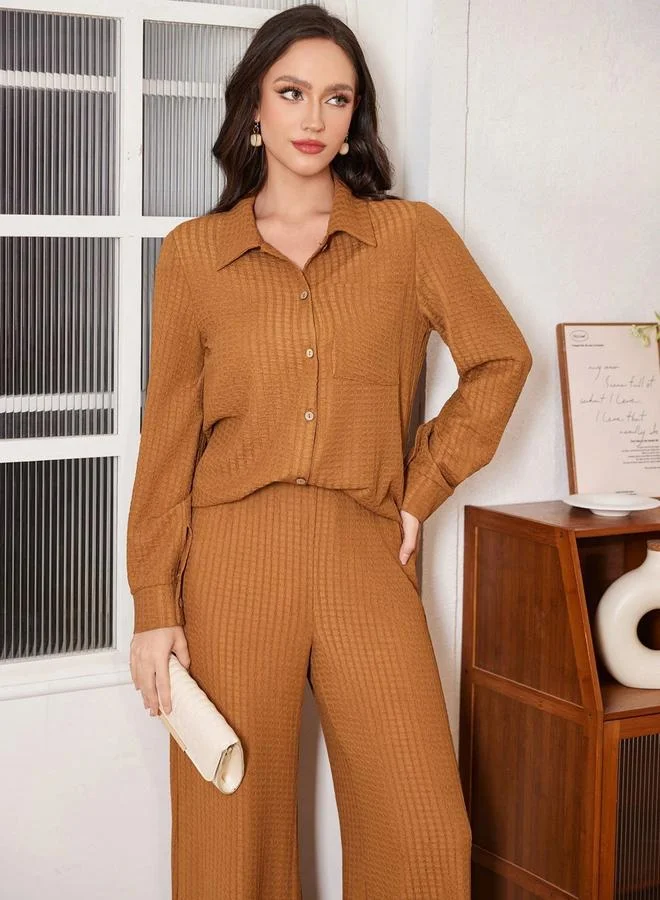 تايك تو طقم قميص بني كوفي بارز الملمس مع بنطال واسع