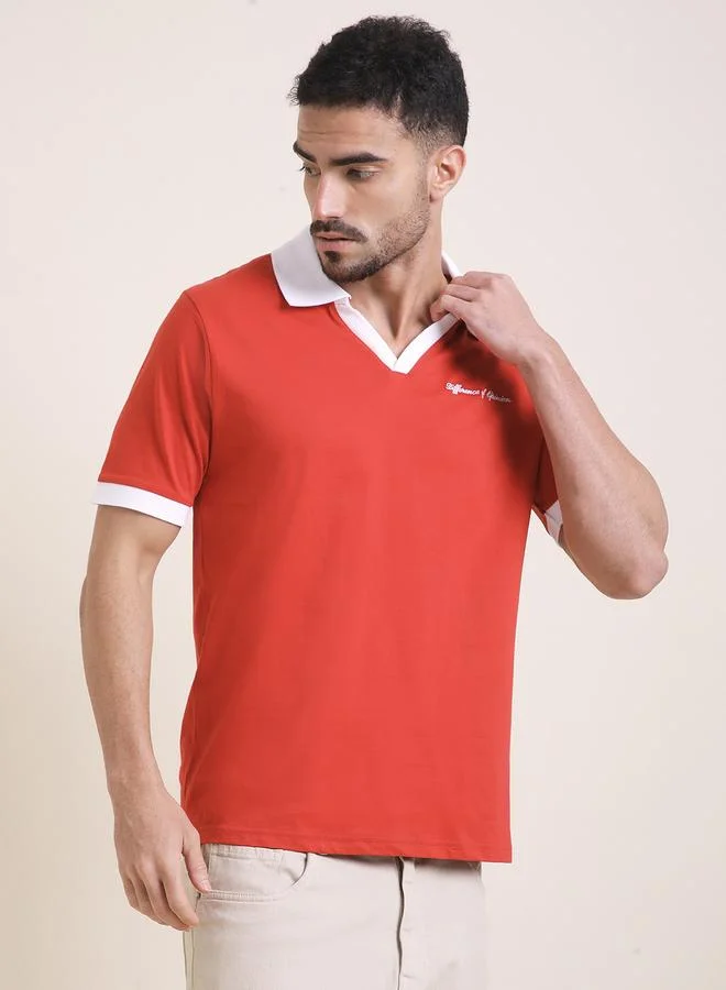 ديفيرينس أوف أوبينيون تيشيرت بولو مطرز بياقة مفتوحة وقصة مريحة للرجال