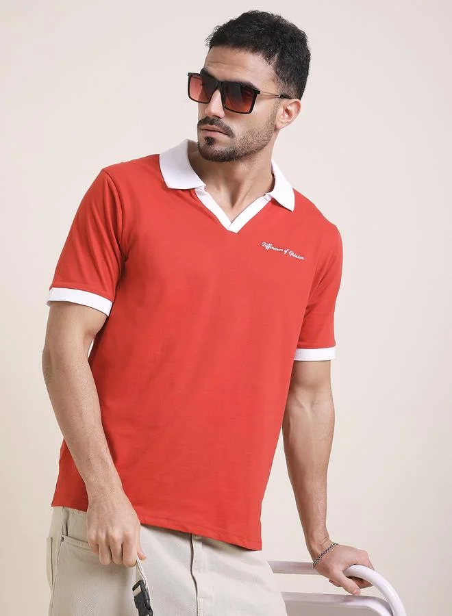 ديفيرينس أوف أوبينيون تيشيرت بولو مطرز بياقة مفتوحة وقصة مريحة للرجال