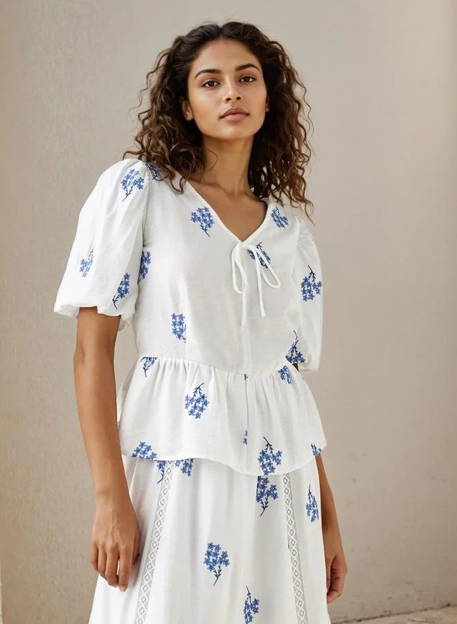 تواكستريمز بلوزة بياقة على شكل حرف  بتطريز