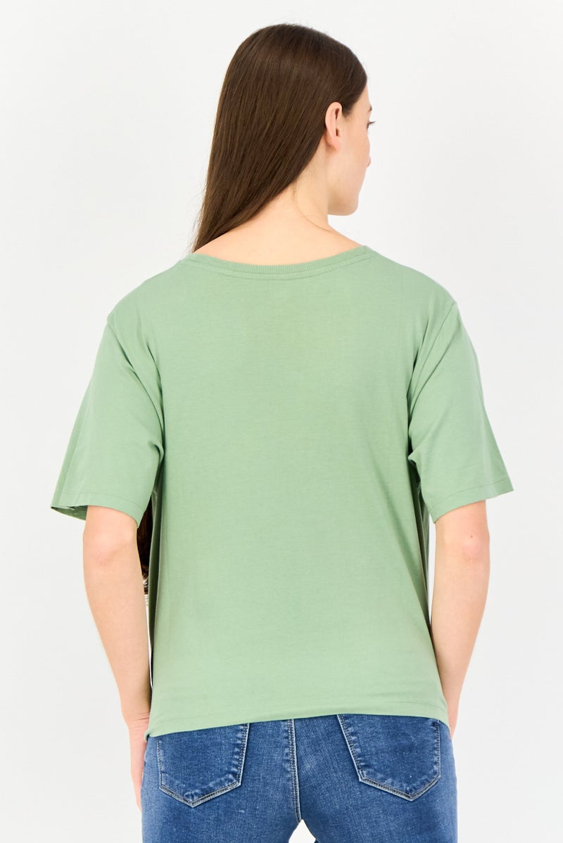 Levi's تي شيرتات جرافيك قصيرة الأكمام من ليفيس × ديبيكا بادوكون للنساء، أخضر - Image 2