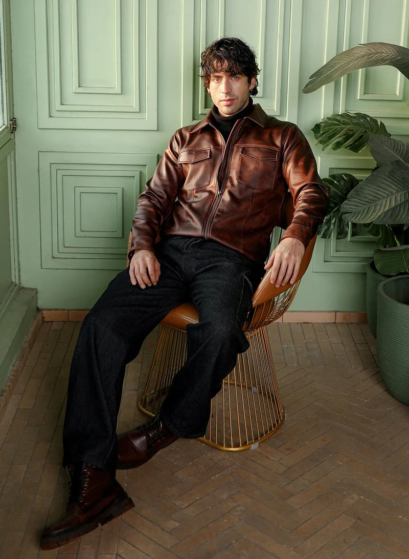 كامبوس سوترا جاكيت بومبر رجالي من تويل مصبوغ بياقة مدببة وأكمام طويلة بأزرار وحافة مستقيمة بسحاب وطبعة تجريدية من نسيج منسوج للاستخدام اليومي والكاجوال بلون بني تيدي