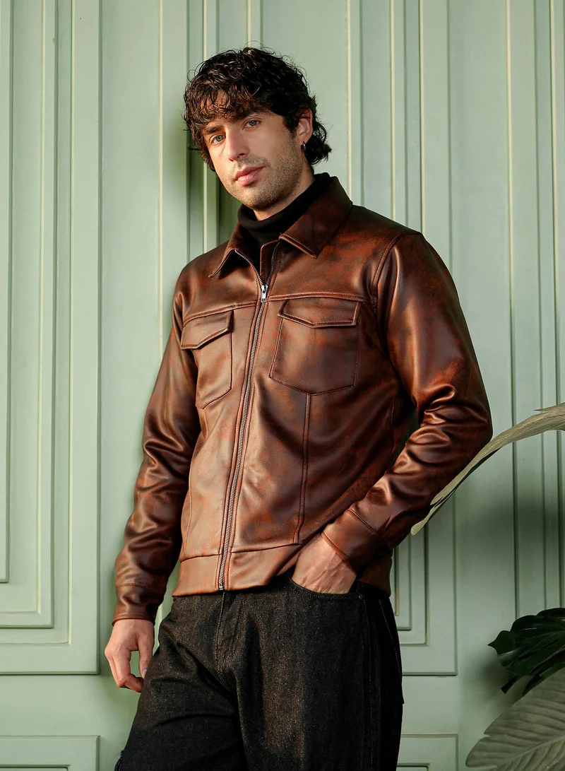 كامبوس سوترا جاكيت بومبر رجالي من تويل مصبوغ بياقة مدببة وأكمام طويلة بأزرار وحافة مستقيمة بسحاب وطبعة تجريدية من نسيج منسوج للاستخدام اليومي والكاجوال بلون بني تيدي