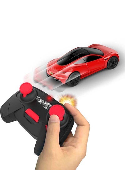 Hot Wheels سيارة تسلا رودستر بعجلات 1:64، لعبة التحكم عن بعد، قابلة لإعادة الشحن مع وحدة تحكم، سباق على المسار أو خارجه، للأطفال من سن 5 سنوات وما فوق - Image 1