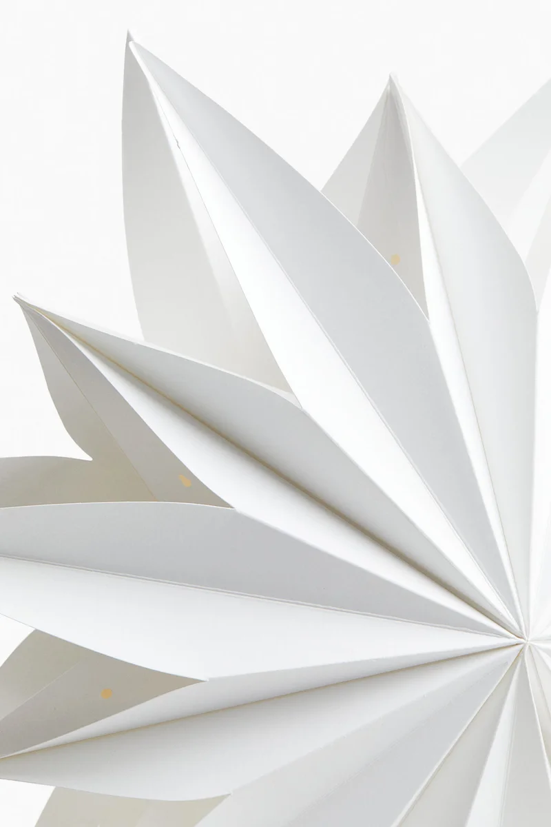 اتش اند ام مصباح طاولة من المعدن والورق